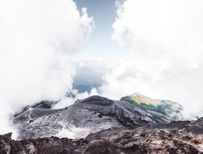 云雾环山景观摄影